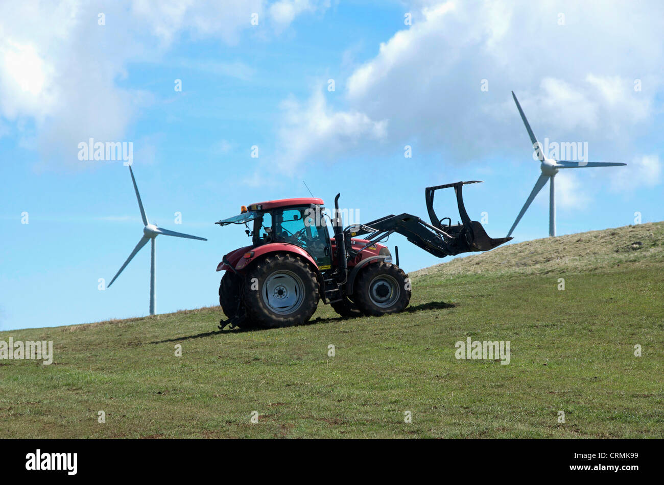 Il trattore di fronte delle turbine eoliche, Cezallier, Auvergne Francia, Europa Foto Stock