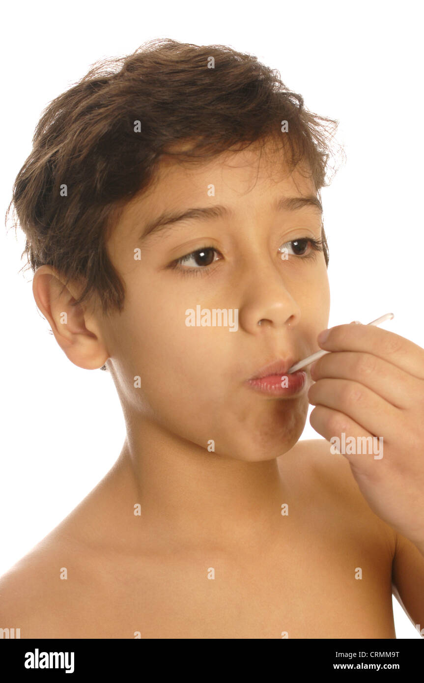Un giovane avente la sua temperatura controllata usando un termometro Foto Stock