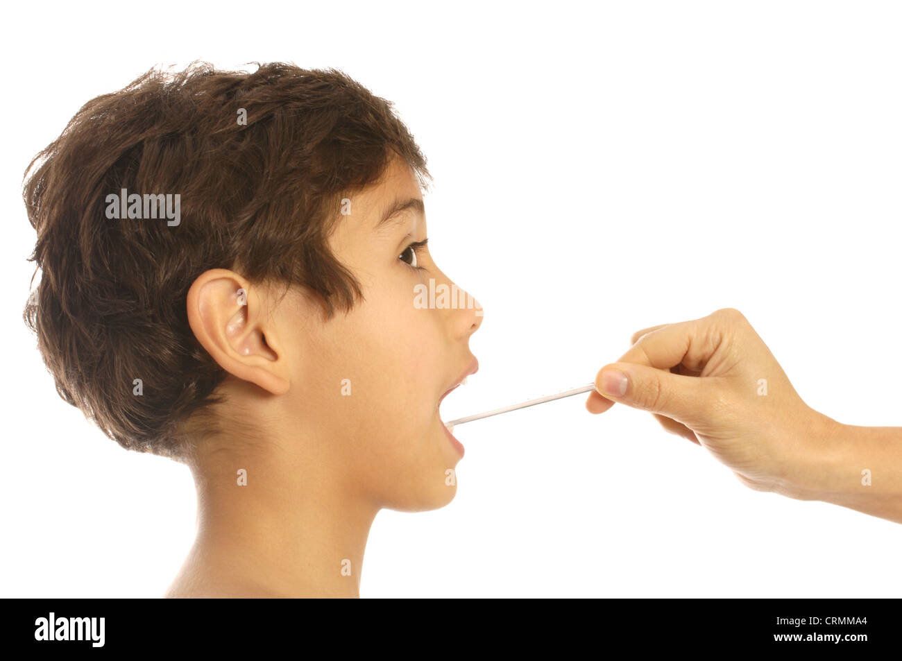 Un giovane ragazzo avente la sua temperatura controllata usando un termometro Foto Stock