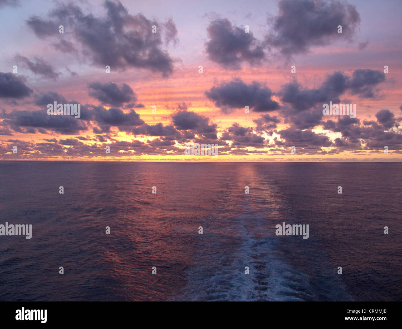 Tramonto da una nave da crociera nel mezzo dell'Atlantico Foto Stock