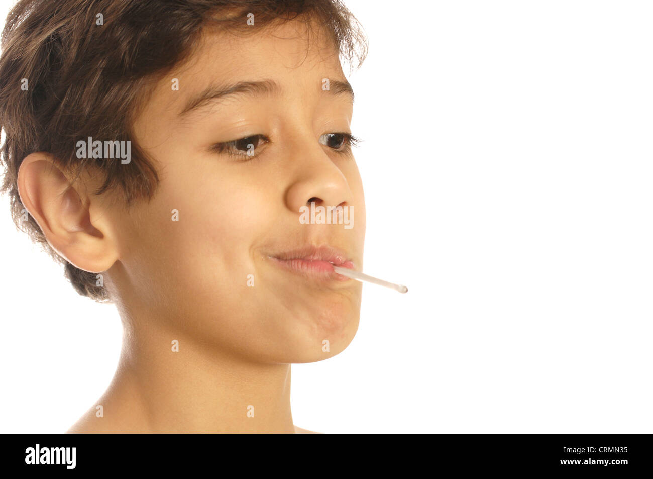 Un giovane ragazzo avente la sua temperatura controllata usando un termometro Foto Stock