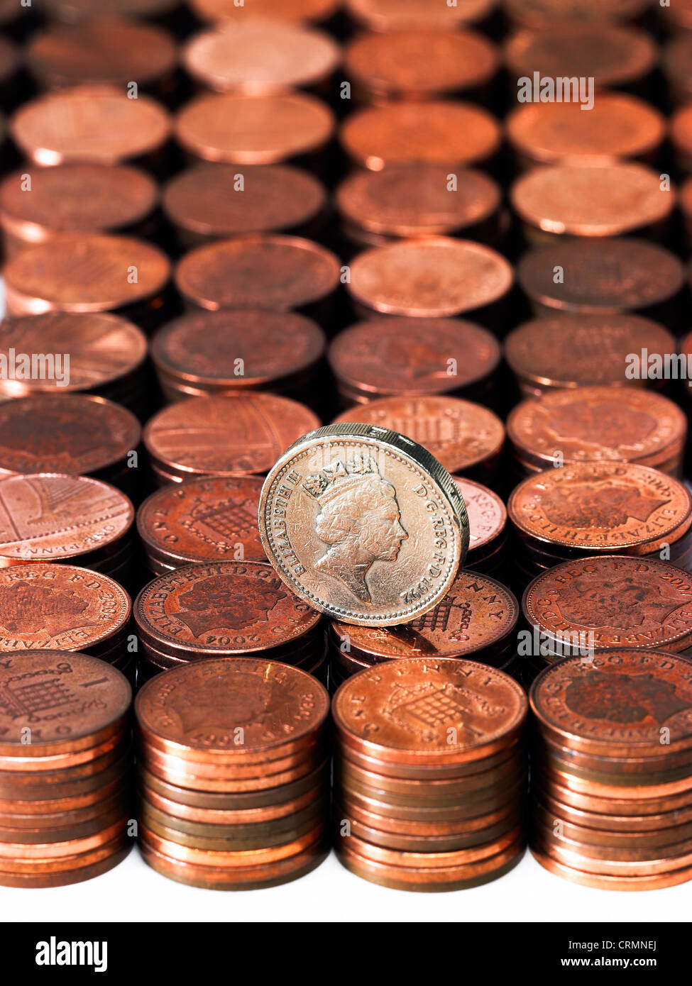 Ordinate cataste di British spiccioli con un una sterlina moneta Foto Stock