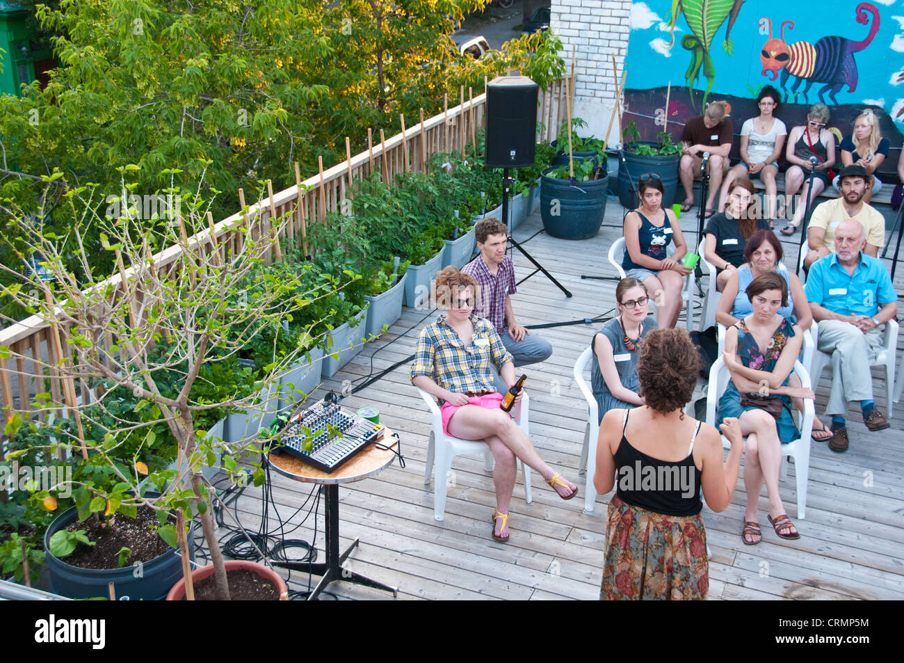 Workshop sui tetti verdi a Santropol Roulant. Questa ONG di Montreal fornisce pasti, alcuni provenienti dai propri giardini sul tetto Foto Stock