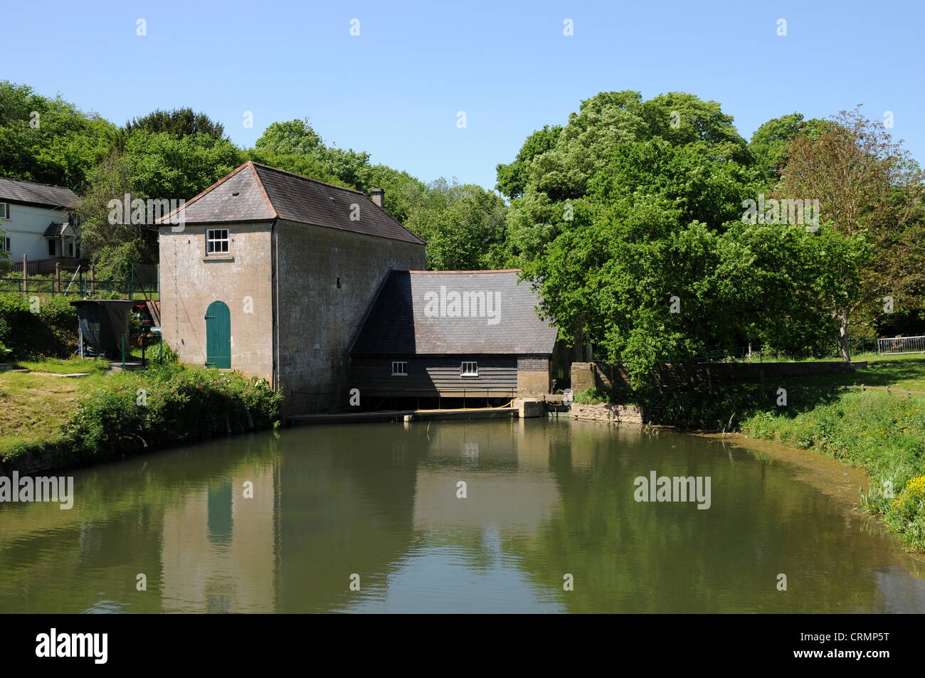 Stazione di pompaggio utilizzata per sollevare l'acqua per il Kennet and Avon canal dal vicino fiume Avon. Foto Stock