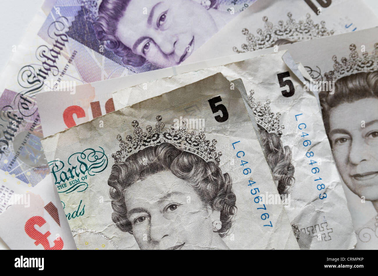 La valuta inglese carta moneta note di £20, £10, £5 denominazioni piegato e  cordonato utilizzati banca d'Inghilterra Foto stock - Alamy
