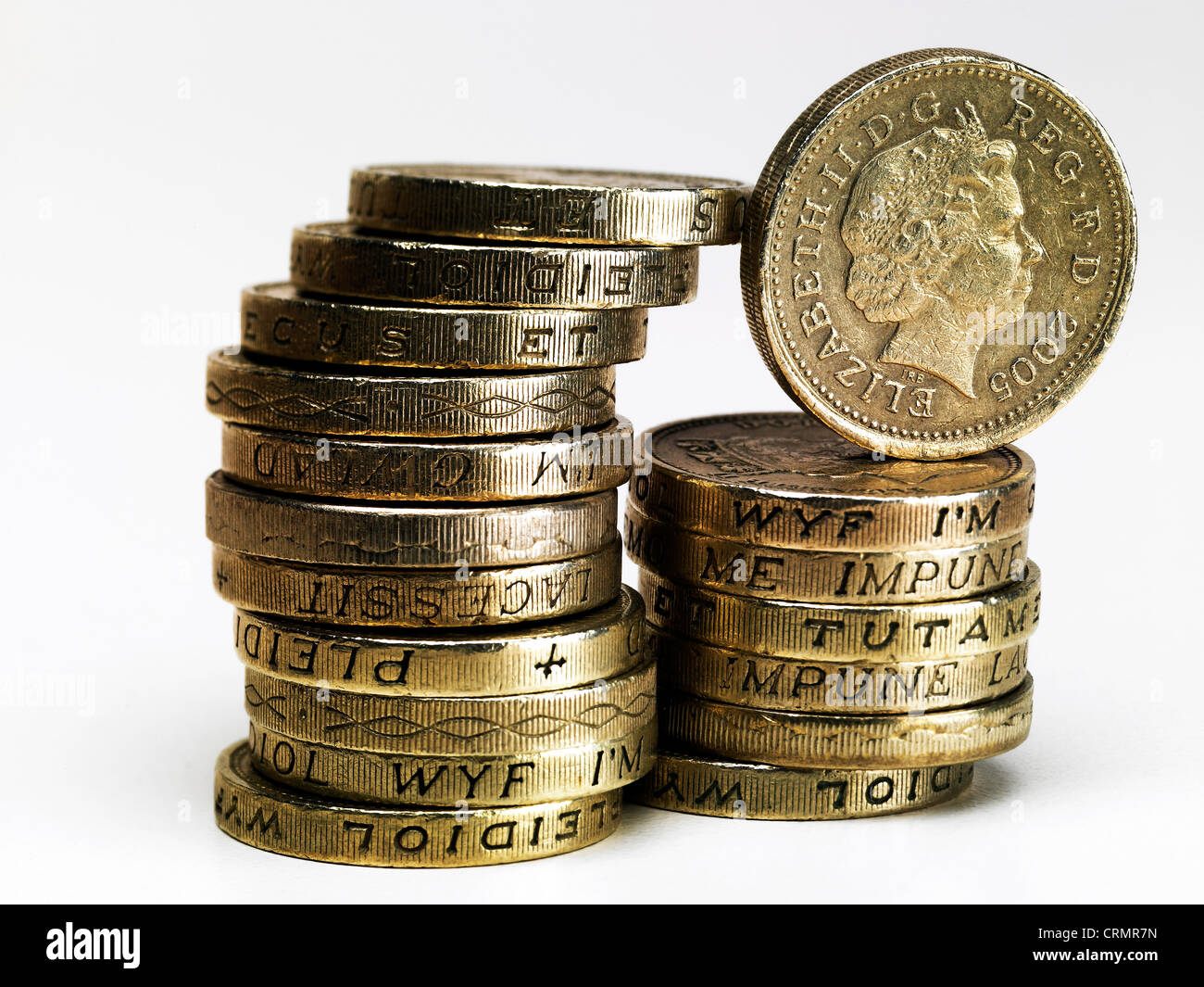 Due pile di British pound monete Foto Stock