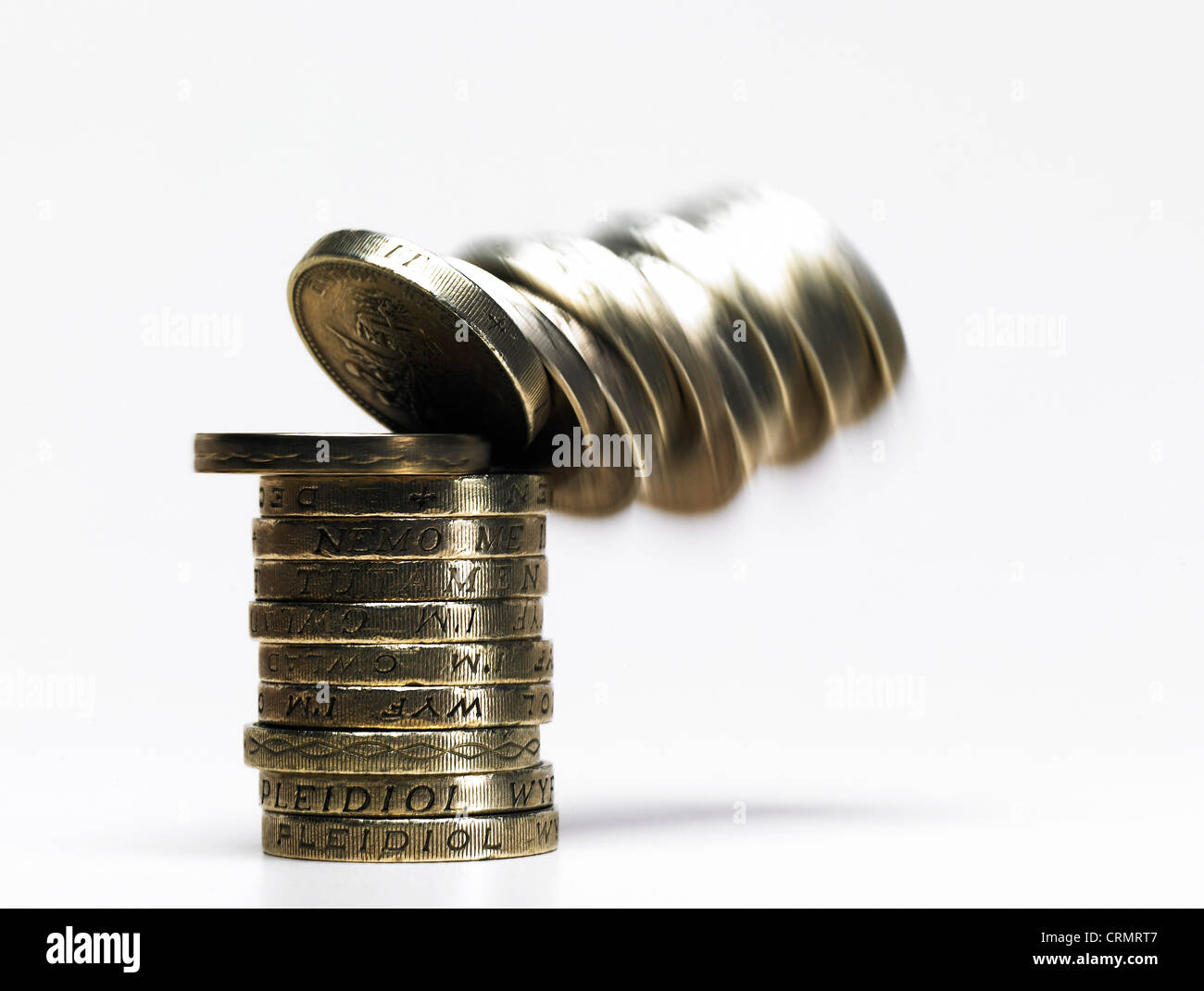 Un mucchio di British pound monete che cadono sopra Foto Stock