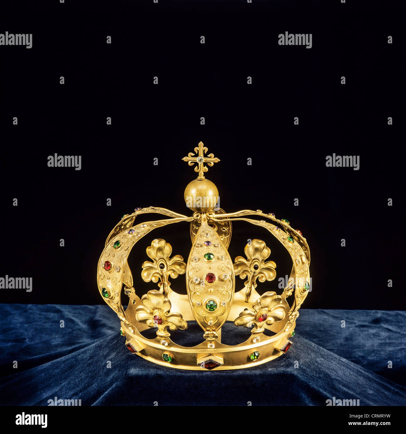 Corona d oro con diamanti su sfondo nero Foto Stock