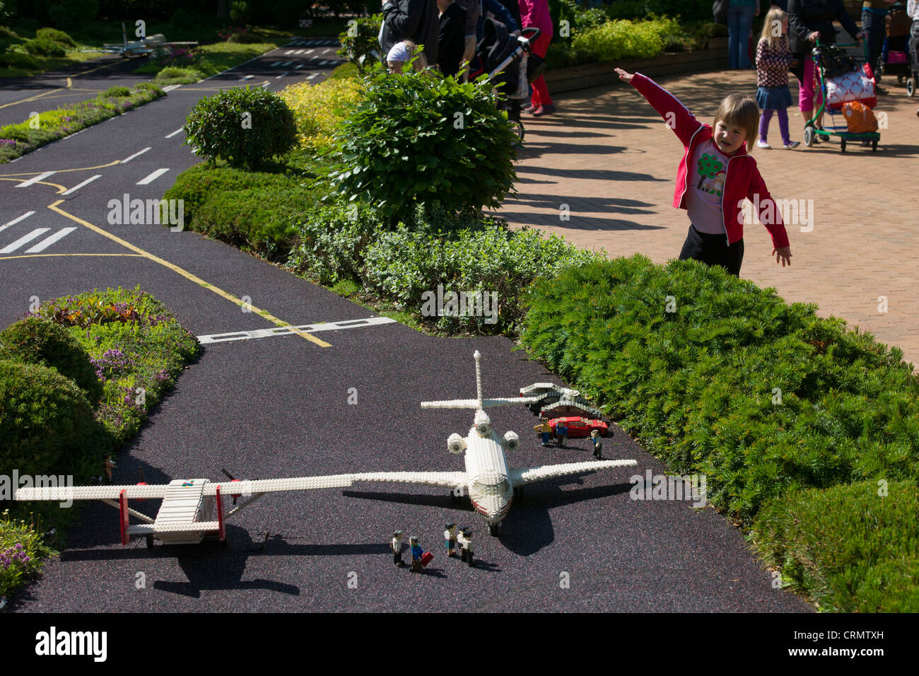 Bambino mimando Lego aerei all'aeroporto di Miniland, Legoland a Billund, Danimarca Foto Stock