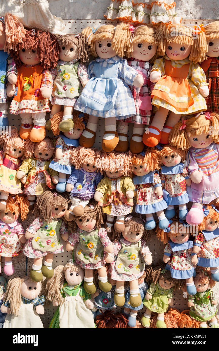 Bambole colorate per la vendita al di fuori di un negozio, Alberobello,  Italia Foto stock - Alamy