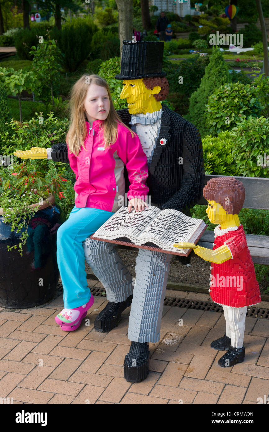 Ragazza in posa accanto alla statua di Lego di Hans Christian Anderson, Legoland a Billund, Danimarca Foto Stock