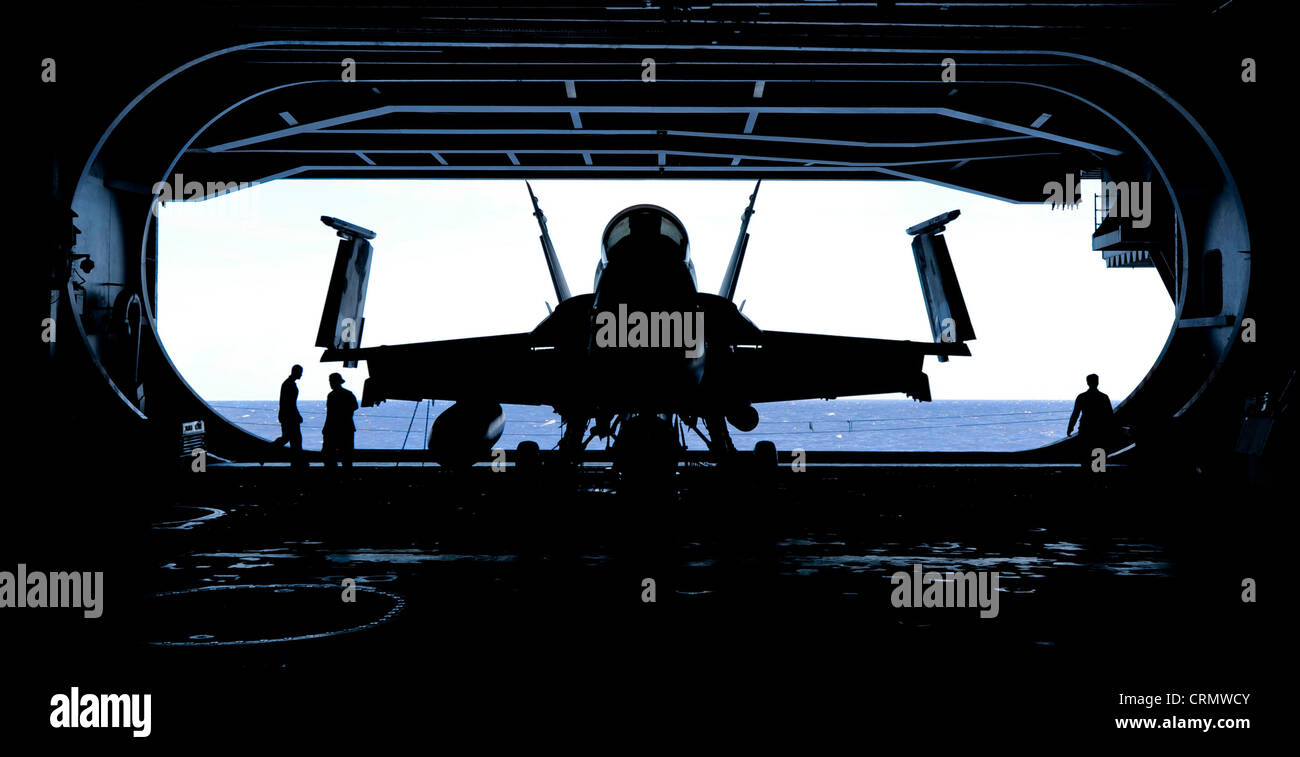 F/A-18C Hornet si trova nella baia hangar della portaerei USS Nimitz (CVN 68). Nimitz sta conducendo qualifiche di trasporto in preparazione per Rim of the Pacific (RIMPAC) Foto Stock