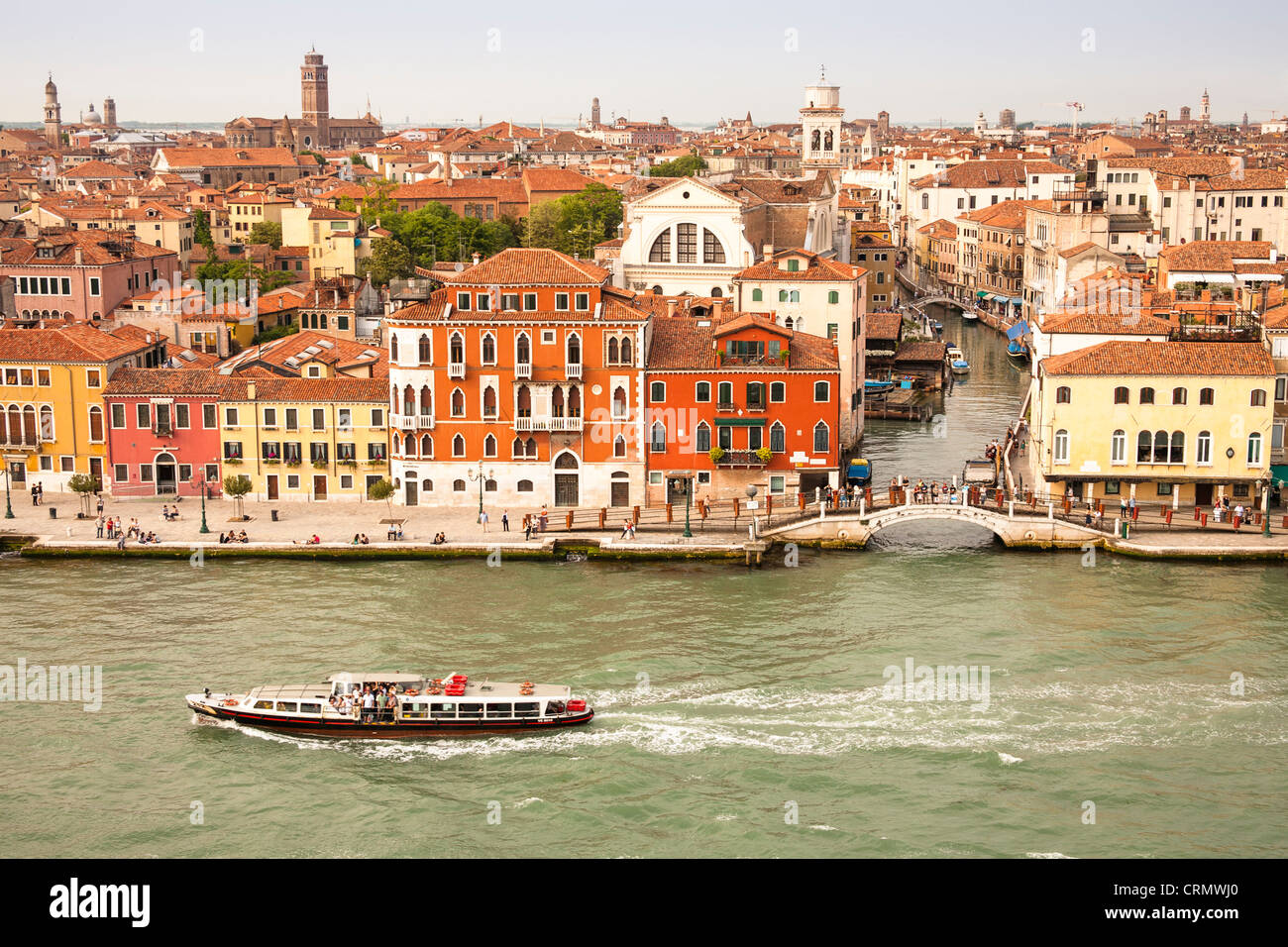 Vista panoramica di edifici, tetti, promenade e il Canale della Giudecca, Venezia, Italia Foto Stock