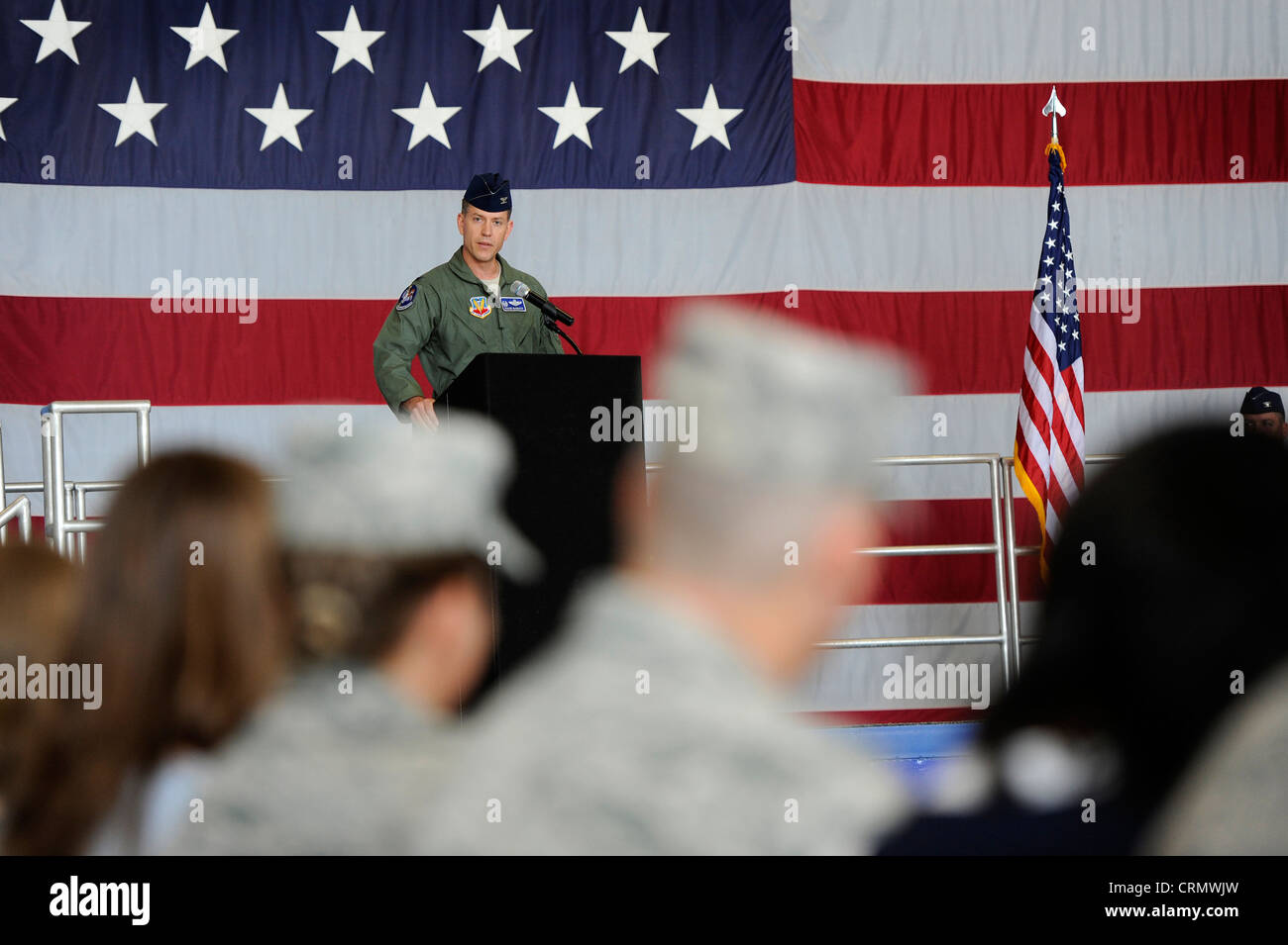 Shaun McGrath, il 20° comandante del gruppo operativo, presenta la sua auto agli uomini e alle donne della 20° ala del combattente durante la 20° cerimonia di cambio di comando OG, 22 giugno 2012, Shaw Air Force base, S.C. col James Sears, Il 20° comandante OG uscente sarà assegnato alla base dell'aeronautica di Columbus, Miss. mentre McGrath è stato assunto come nuovo 20° comandante OG. Foto Stock