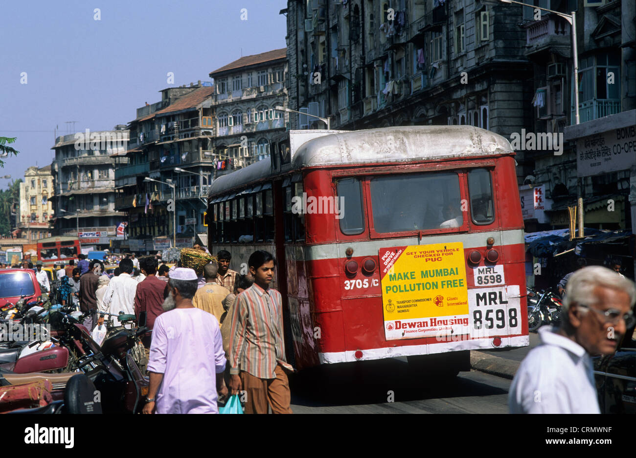 India, Mumbai Bombay, scene di strada, occupato con un traffico che è un fattore nella realizzazione di Mumbai una delle più inquinate città. Foto Stock