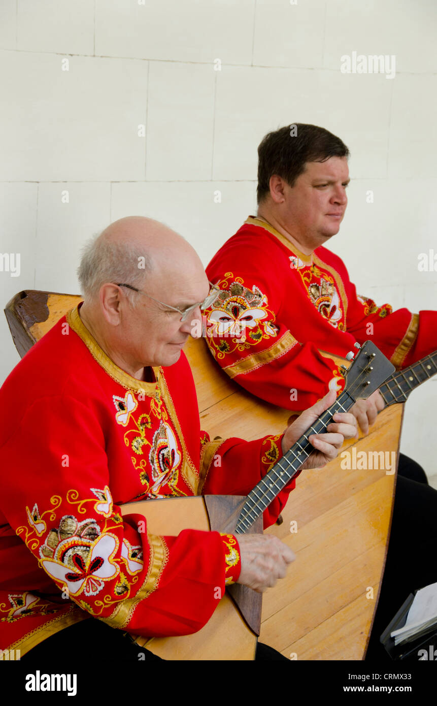Ucraina, Yalta, Palazzo di Livadia. Ucraino spettacolo folcloristico. Gli uomini che giocano il russo tre corde balalaika. Foto Stock