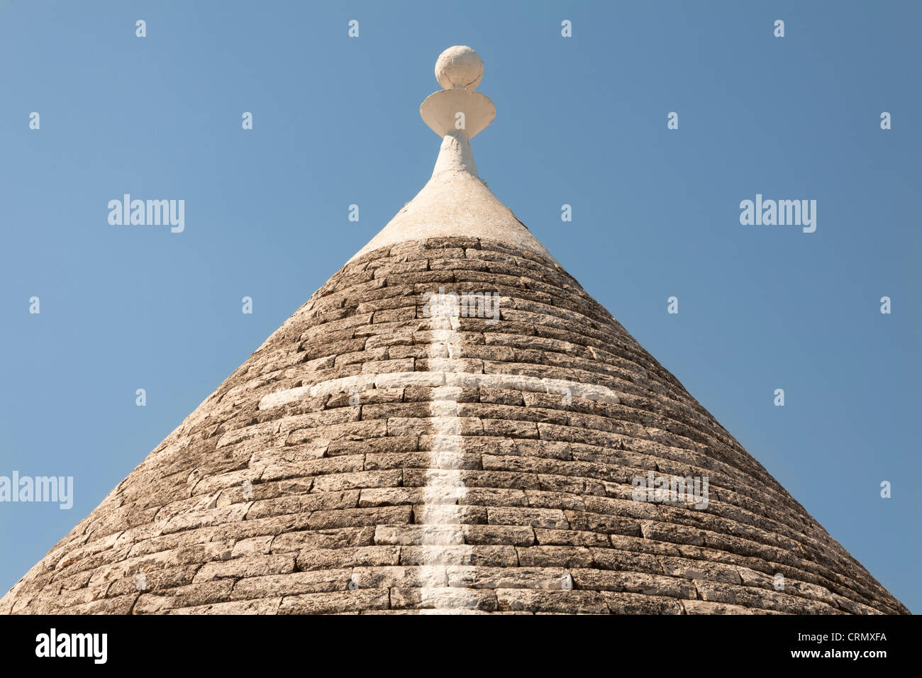 Conica in pietra a secco del tetto della casa di trulli, con croce dipinta simbolo, Alberobello, provincia di Bari, Puglia, Italia Foto Stock