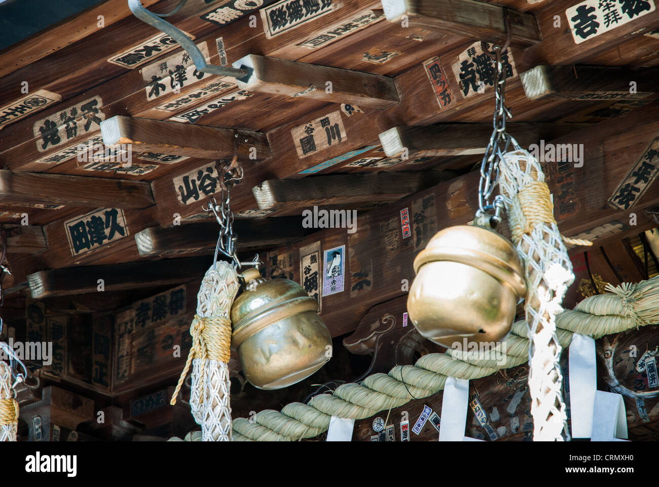 Messaggi e benedizioni in travetti di un tempio di Kamakura, Giappone Foto Stock