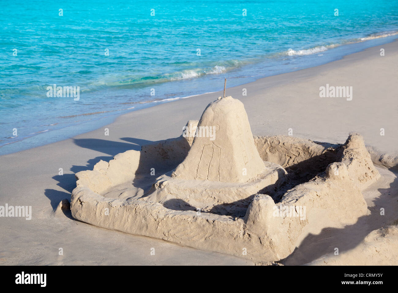 Spiaggia tropicale con castello in riva di sabbia bianca Foto Stock