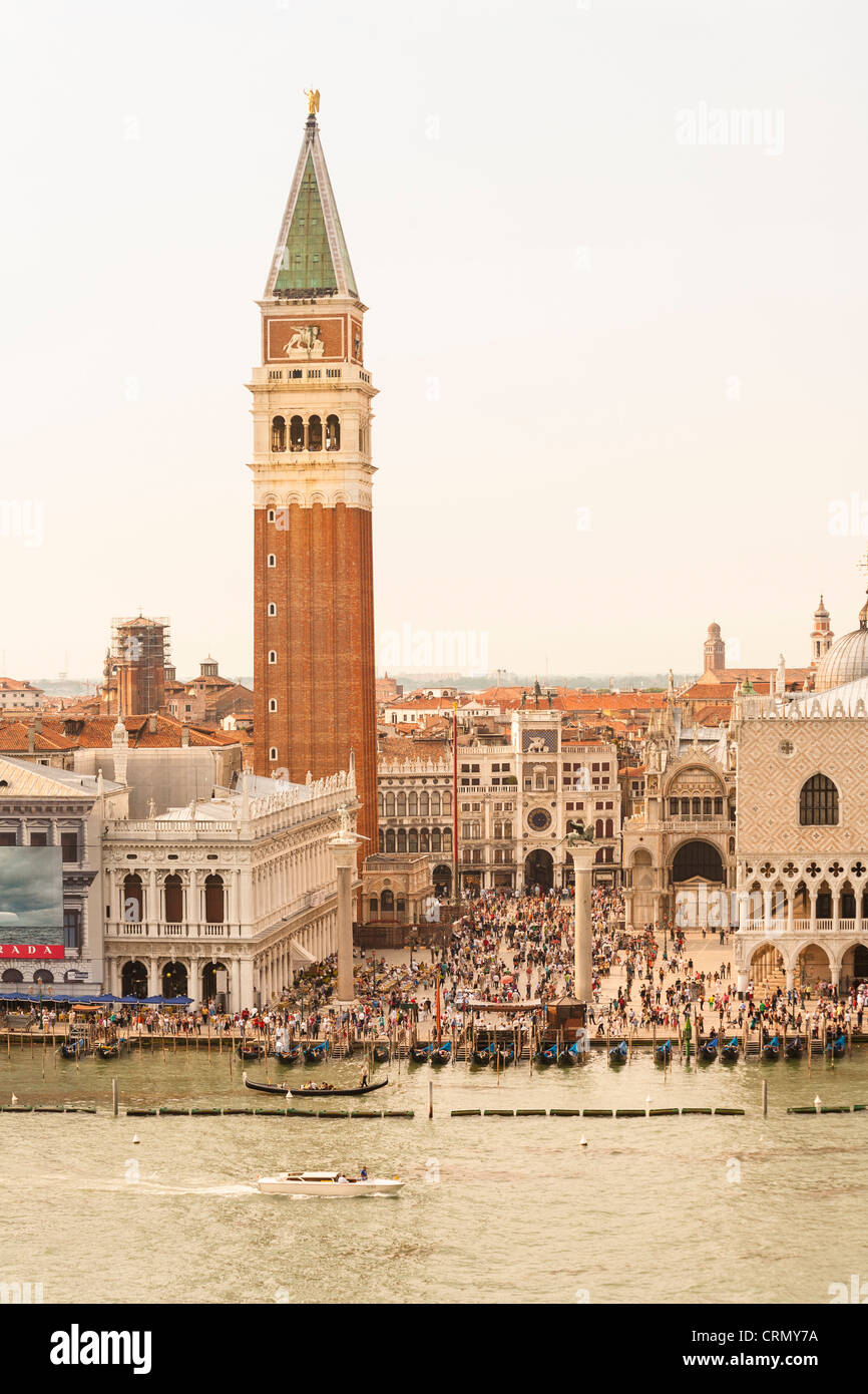 Il Campanile, Biblioteca Marciana, la Torre dell Orologio e Palazzo Ducale, Piazza San Marco, Venezia, Italia Foto Stock