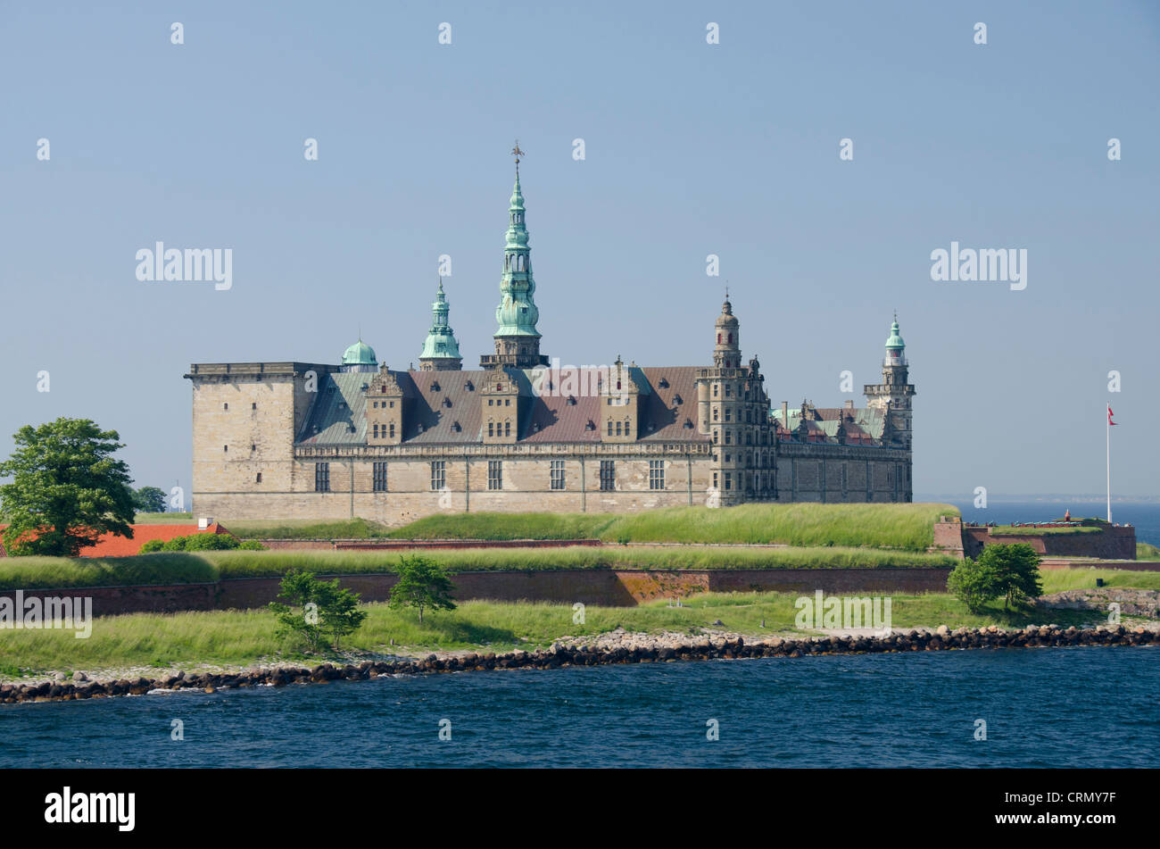 Danimarca, Helsingoer. Mare del Nord vista di Kronborg Castle. UNESCO - Sito Patrimonio dell'umanità. Foto Stock