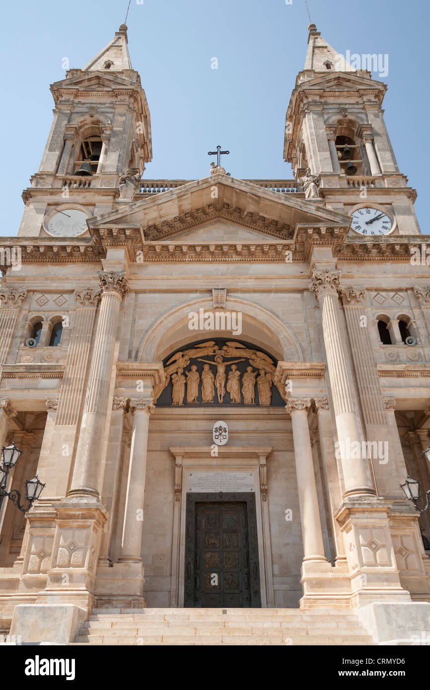 Basilica minori dei Santi Cosma e Damiano, Alberobello, provincia di Bari in Puglia, Italia Foto Stock