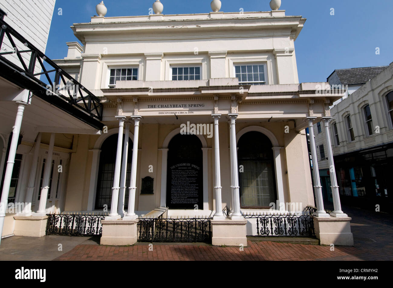 Il Bath House e molla Chalybeate scoperto dal signore del Nord nel 1606. È sulla Pantiles a Royal Tunbridge Wells,la Gran Bretagna. Foto Stock