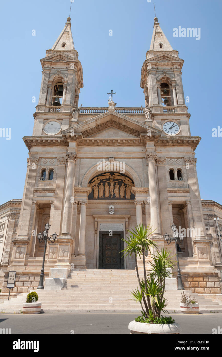 Basilica minori dei Santi Cosma e Damiano, Alberobello, provincia di Bari in Puglia, Italia Foto Stock