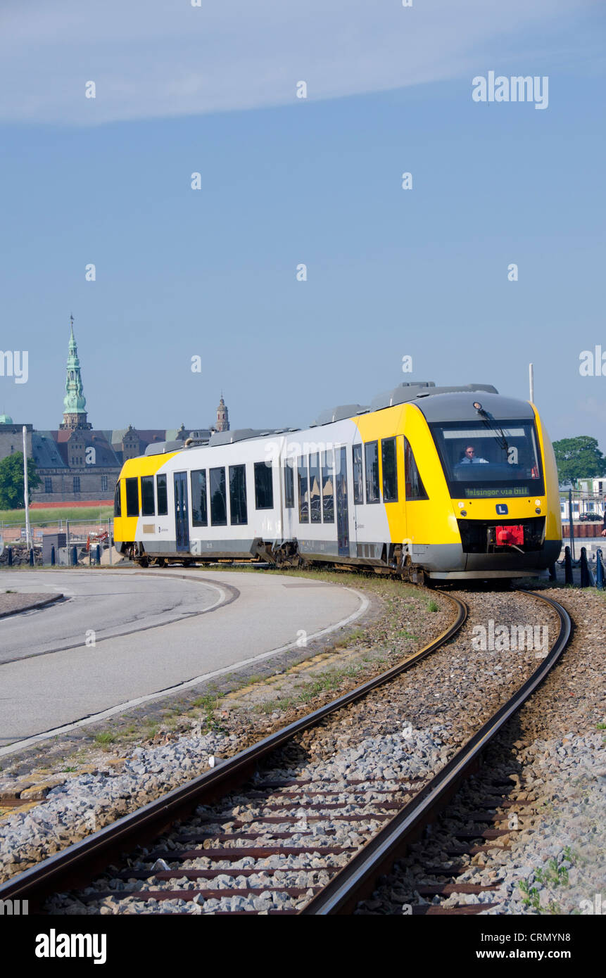 Danimarca, Helsingoer. Downtown light rail tram con Castello Kronborg a distanza, Sito Patrimonio Mondiale dell'UNESCO. Foto Stock