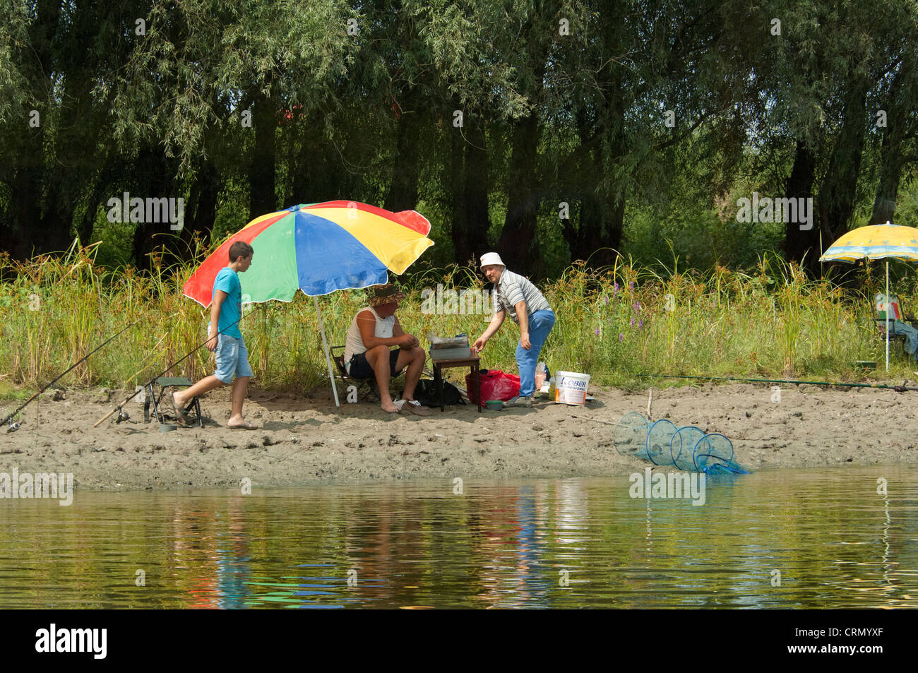 La Romania, regione Dobrudgea, Tulcea, il Delta del Danubio. Sfantu Gheorghe canale, pesca. Riserva della Biosfera dall'UNESCO. Foto Stock