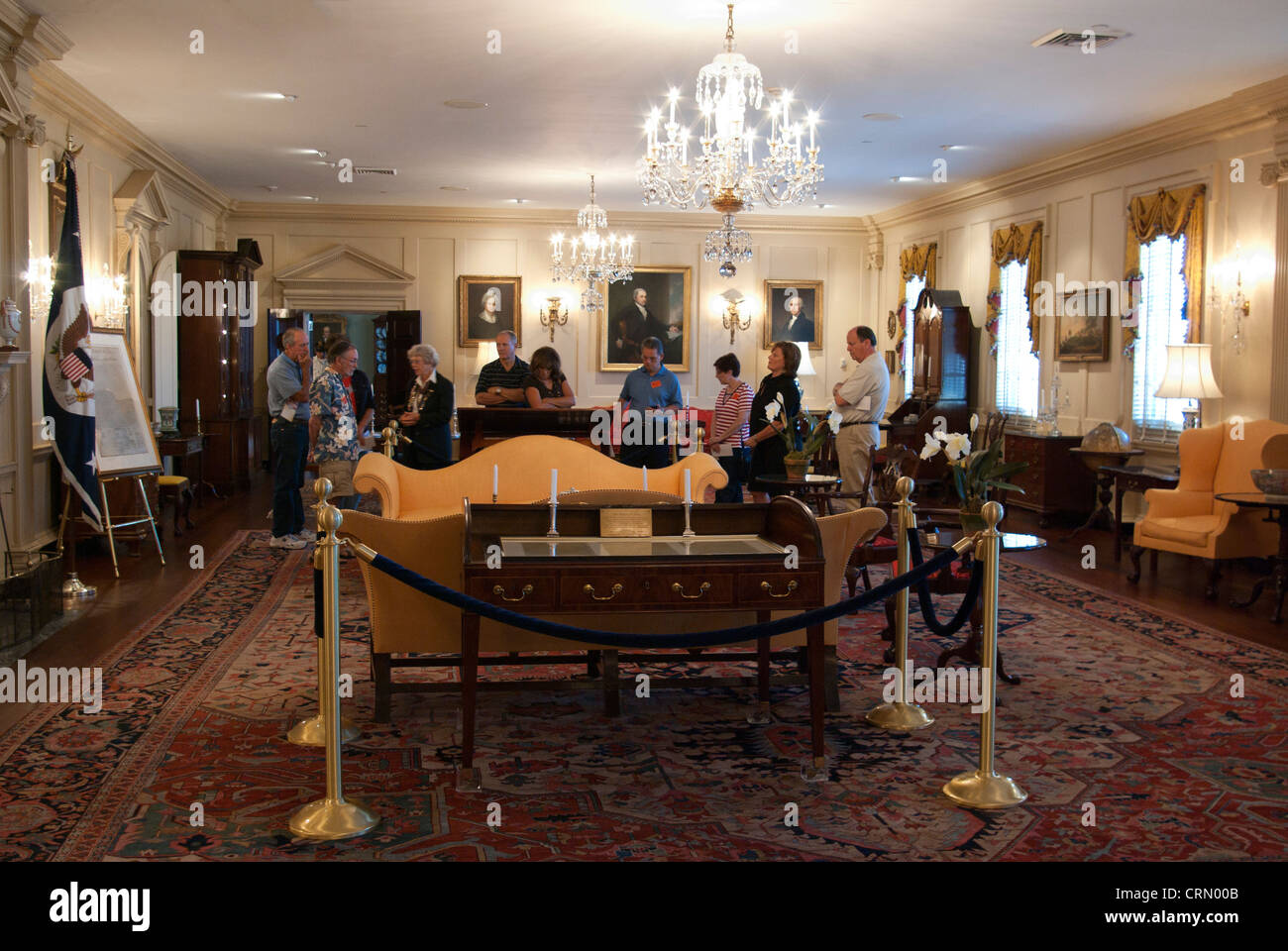 Stati Uniti d'America, Washington DC e Dipartimento di Stato, Drawingroom tourist ascoltare la guida spiegare circa i mobili Foto Stock