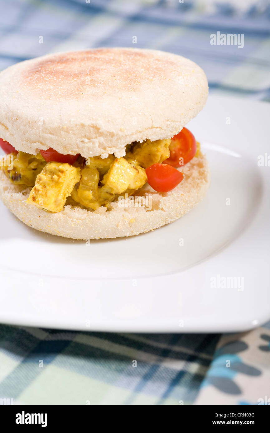 Vegano Insalata di tofu o 'egg' insalata a Sandwich muffin inglese Foto Stock