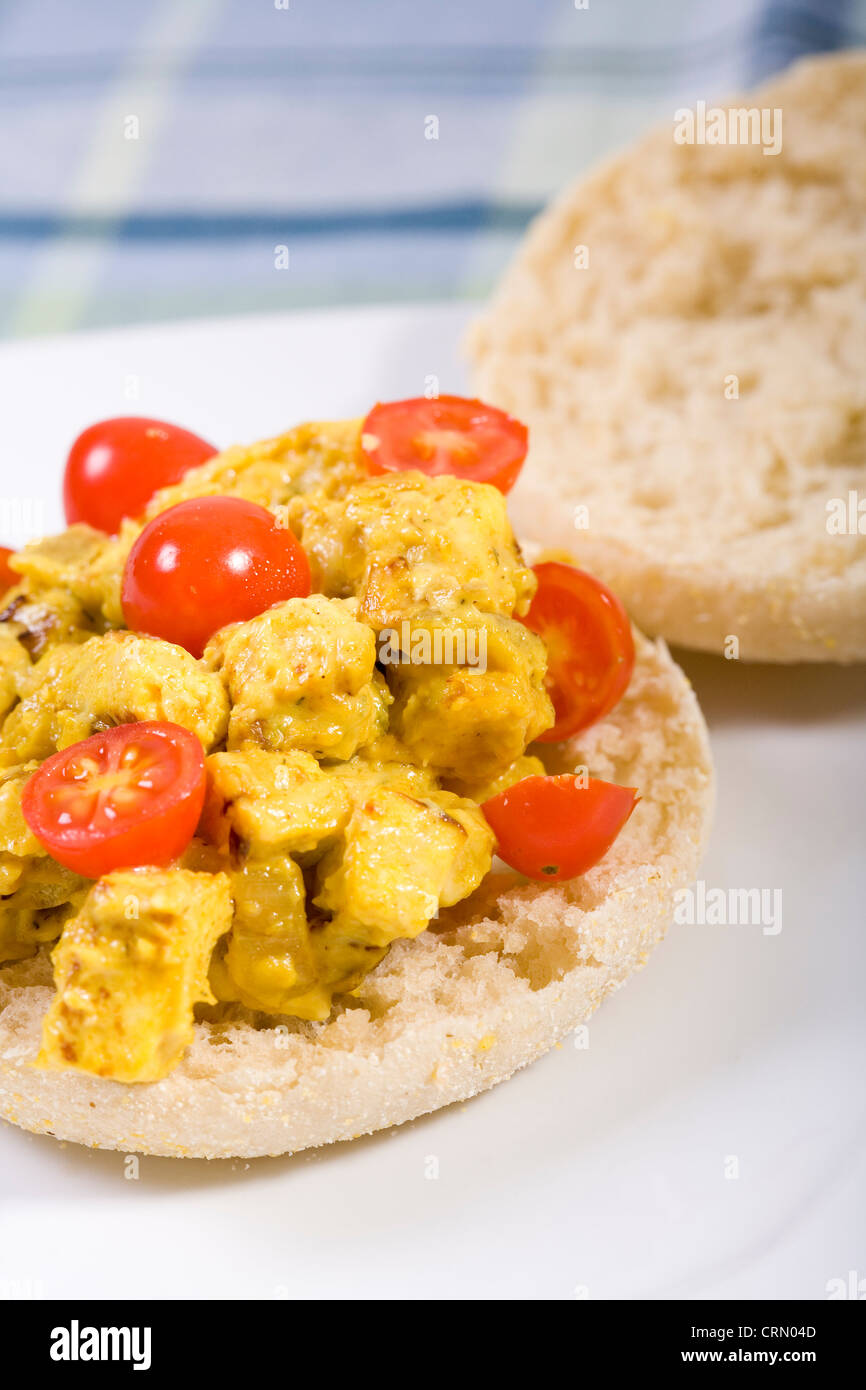Aprire-fronte vegano Insalata di tofu in sandwich con pomodori - questa è una versione vegan di un insalata di uova sandwich Foto Stock