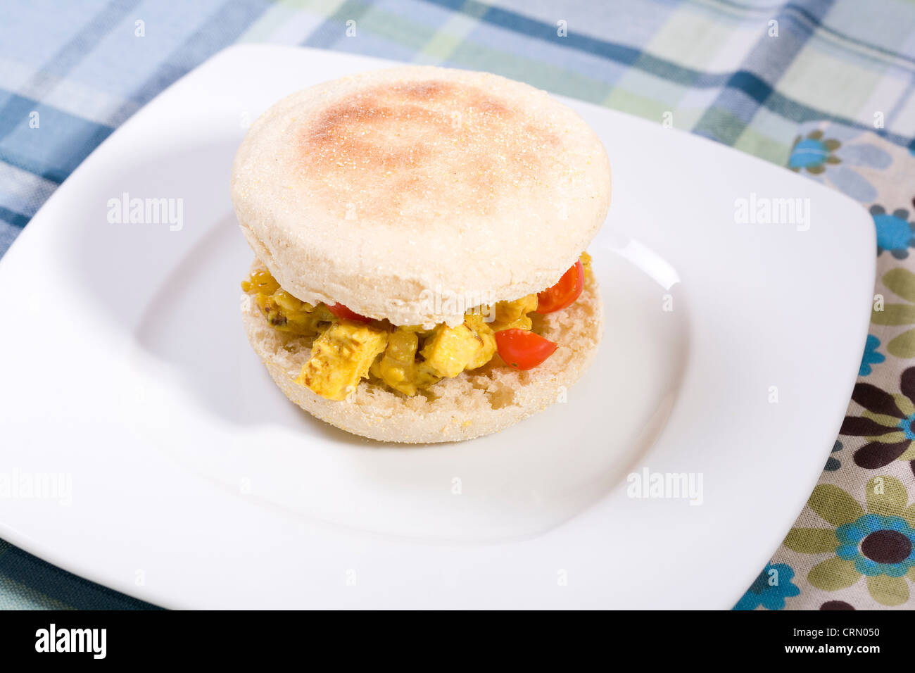 Vegano Insalata di tofu panino o vegano 'egg' insalata a Sandwich muffin inglese Foto Stock