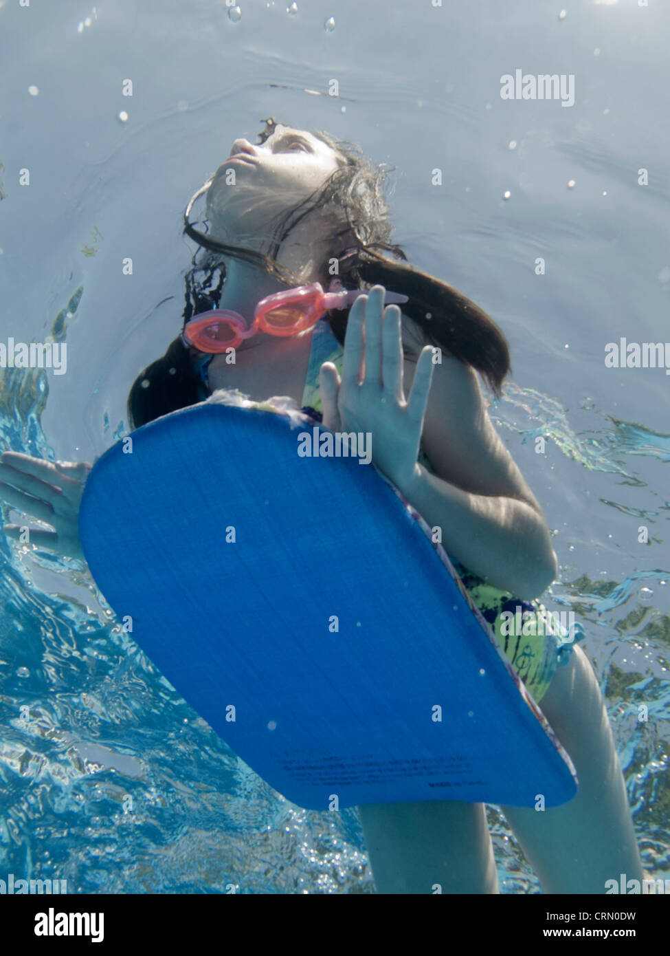 Immagini di bambini che giocano in un pool preso dal subacqueo. Foto Stock