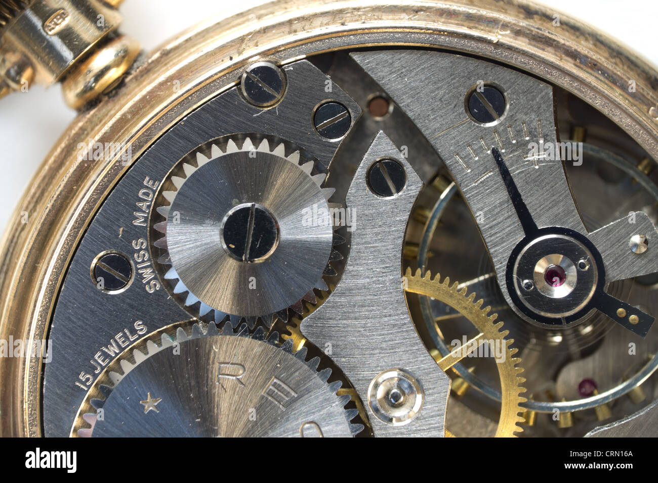 Un oro orologio da tasca con retro aperto per mostrare lavorazioni interne/  meccanismo con cuscinetti rubino swiss made hall segnato il collare Foto  stock - Alamy