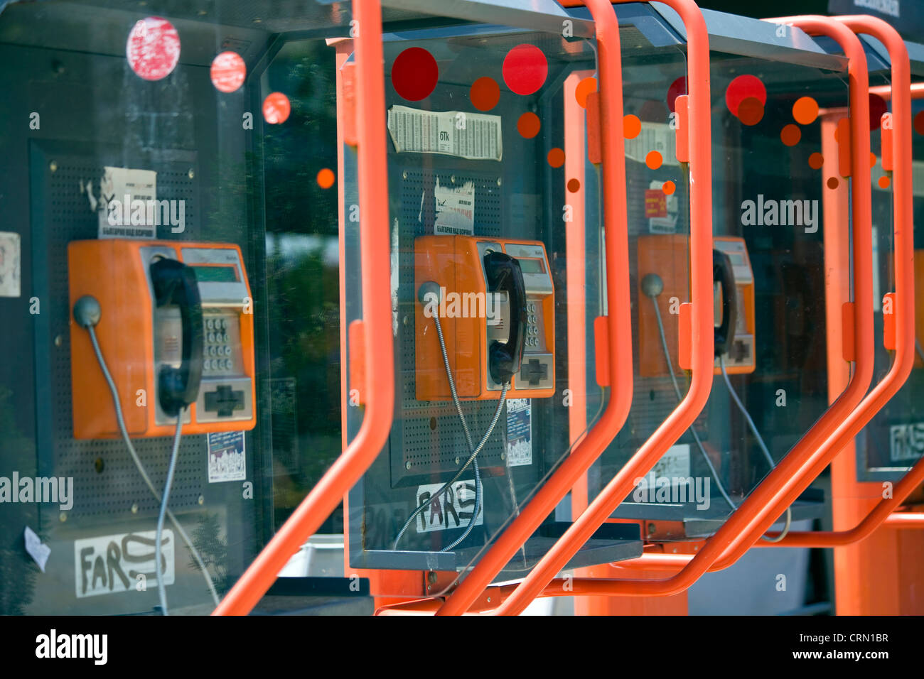 Red cabine telefoniche pubbliche in Bulgaria Foto Stock