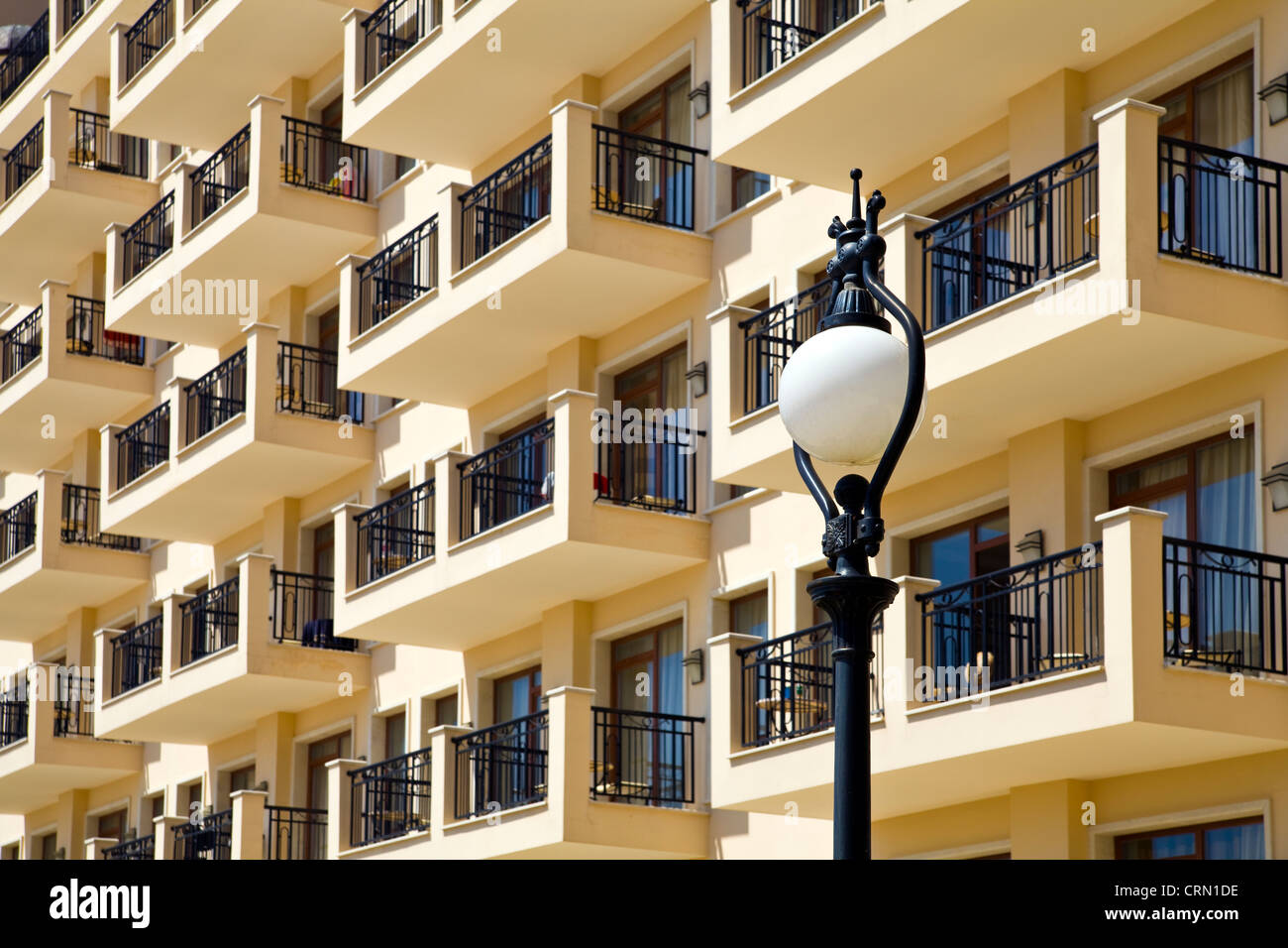 Hotel di finestre e balconi con una strada luce in Golden Sands, Bulgaria Foto Stock