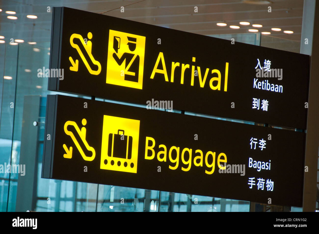 Segni di direzione all'interno di nuovo e moderno aeroporto Changi di terminale in Singapore Asia del sud-est Foto Stock