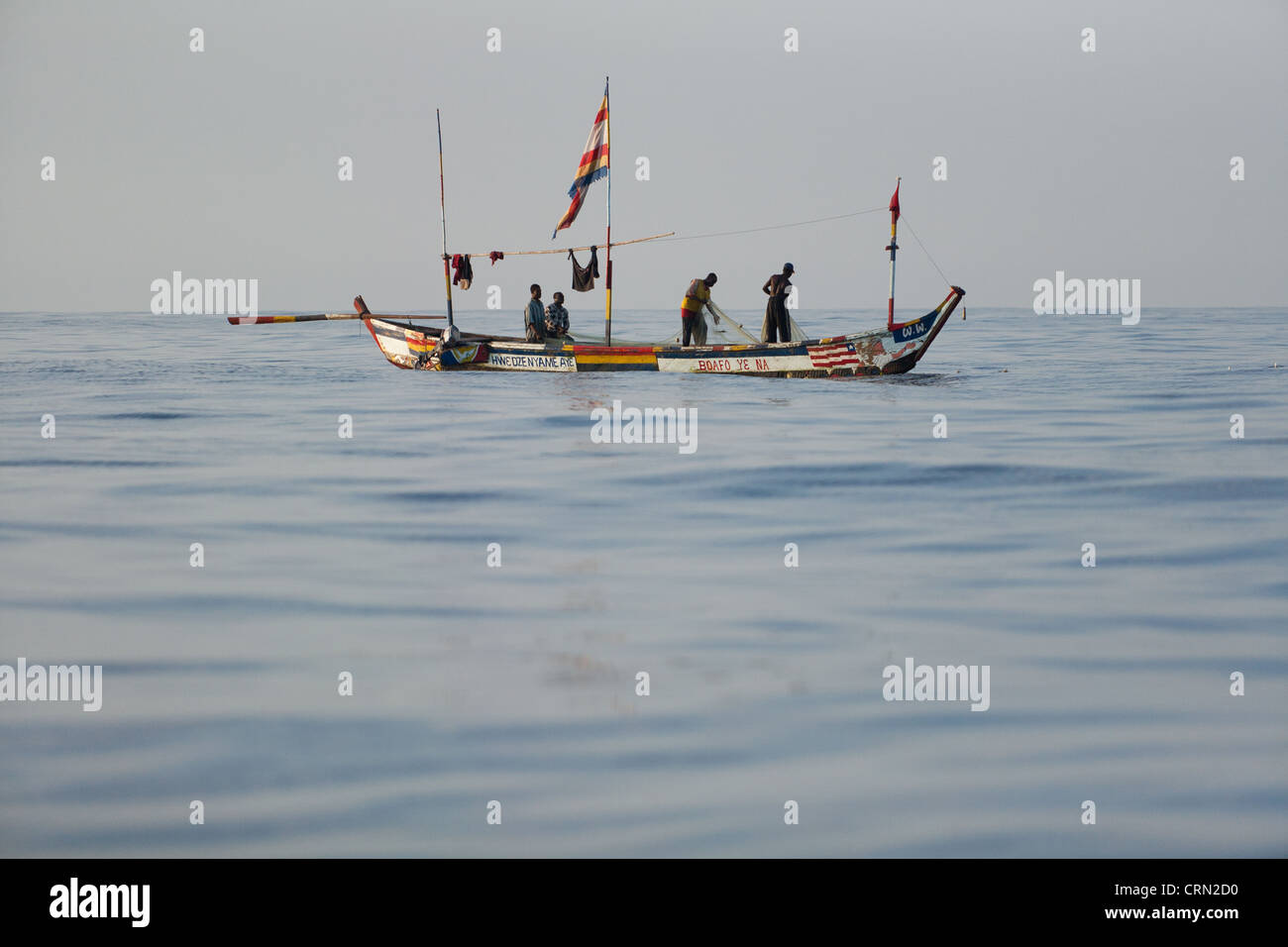 Tirare i pescatori nelle loro reti durante la pesca al largo della costa vicino a Cape Coast, Regione centrale, Ghana. Foto Stock
