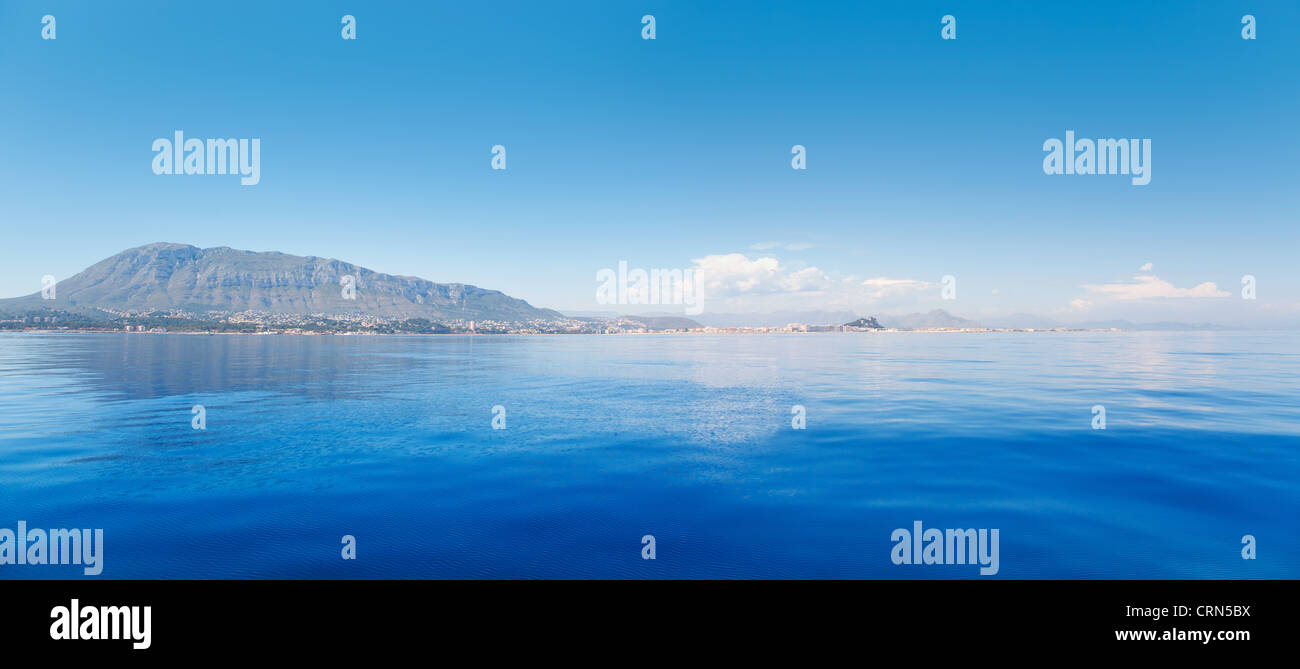 Alicante Denia vista dalla calma blu mare Mediterraneo in Spagna Foto Stock