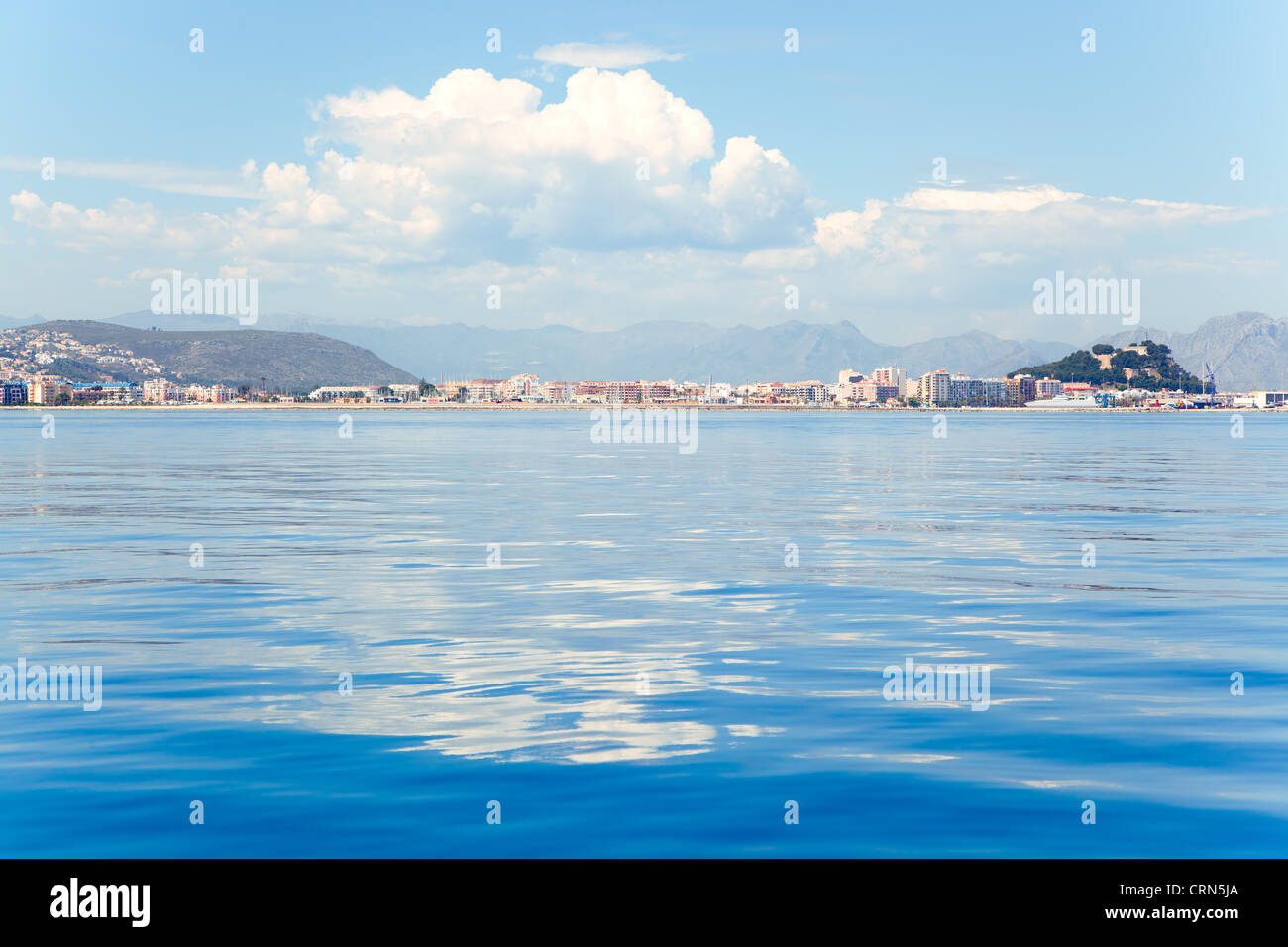Alicante Denia vista dalla calma blu mare Mediterraneo in Spagna Foto Stock