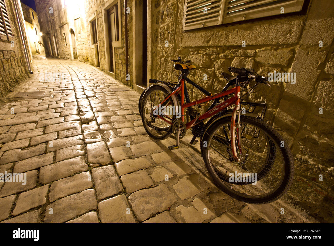 Vista notturna di due moto in piedi su un vicolo storico Foto Stock