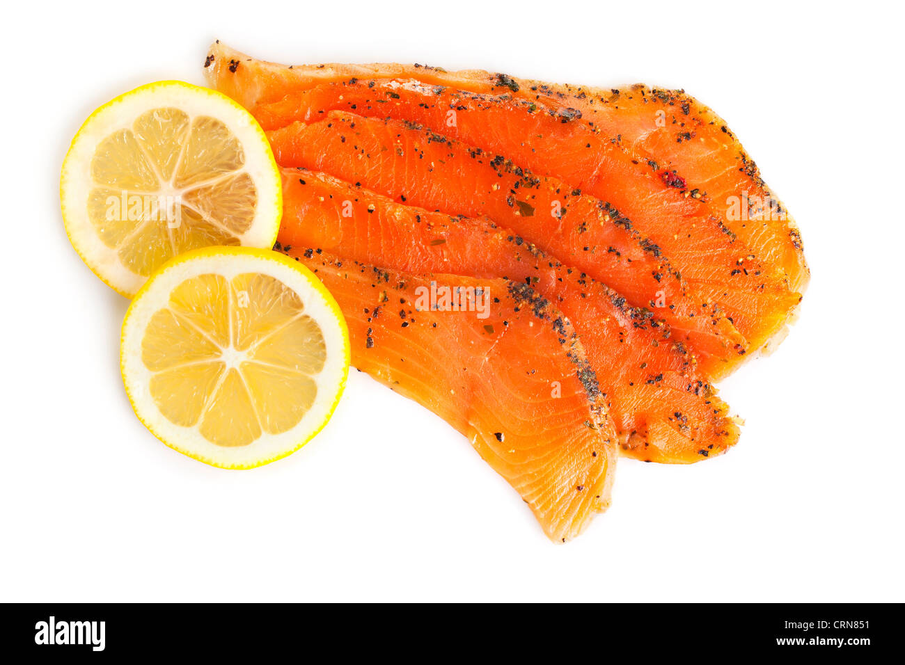 Condite il salmone affumicato con le fette di limone Foto Stock