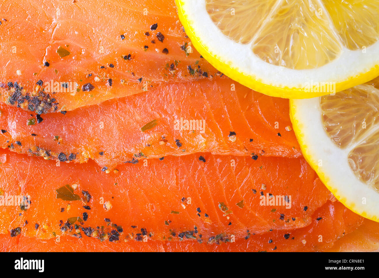 Condite il salmone affumicato con le fette di limone Foto Stock