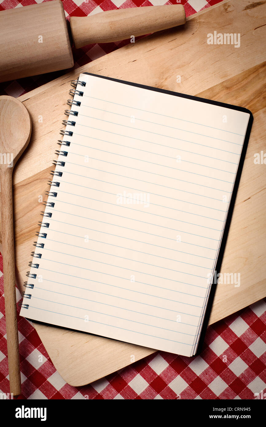 Blank libro di ricette con il cucchiaio di legno Foto Stock