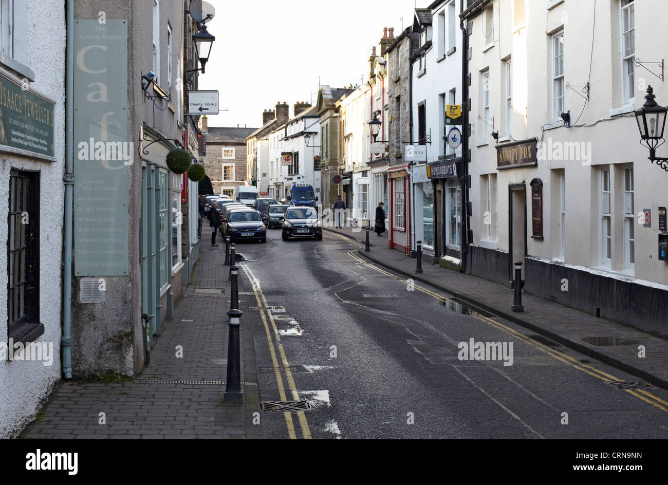 Strada principale di Kirkby Lonsdale con vetture di guida attraverso Foto Stock