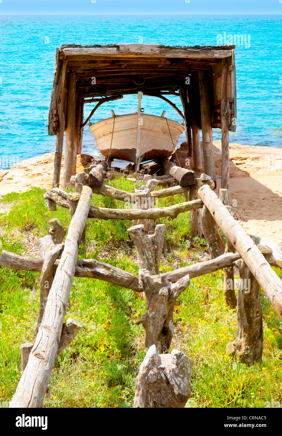 Spiaggiata barca con legno tradizionale ferrovia in Formentera isole baleari Foto Stock