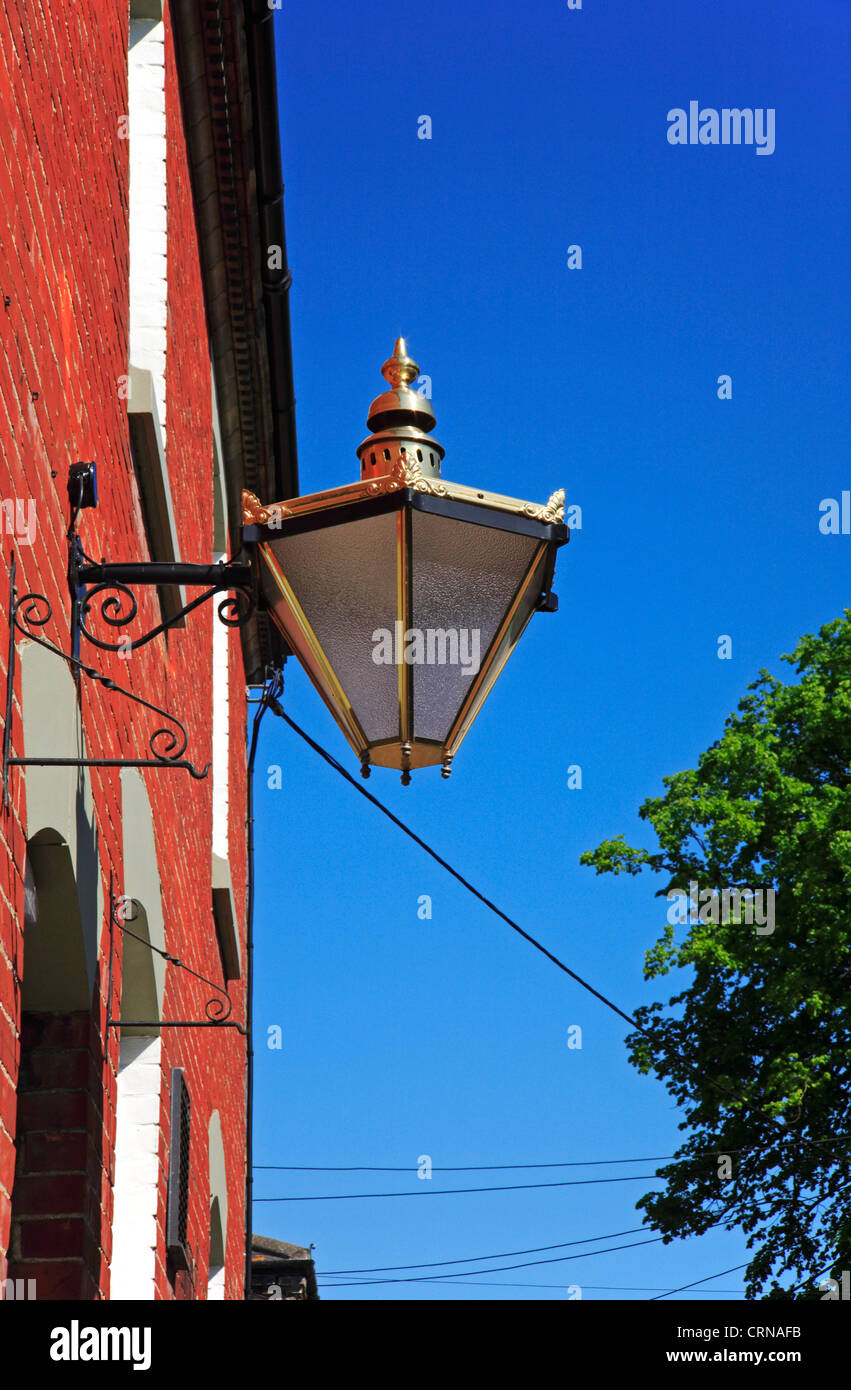 Una vista di un ornato lampada esterna sulla parte anteriore di un edificio in stile georgiano a New Buckenham, Norfolk, Inghilterra, Regno Unito. Foto Stock