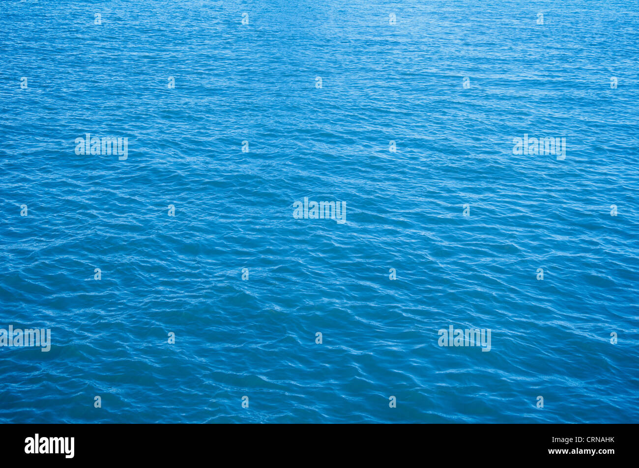 Oceano blu sullo sfondo Foto Stock
